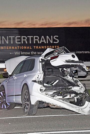 Der 22-jährige Tiguan-Fahrer und seine Beifahrerin wurden schwer verletzt. Sie kamen mit dem Rettungshubschrauber beziehungsweise mit einem Rettungswagen ins Krankenhaus.