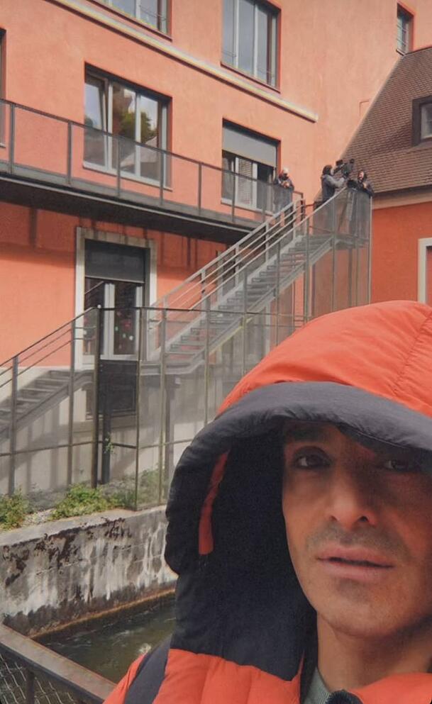 Baran Hêvî meldet sich in seiner Instagram-Story auf Englisch zu Wort und zeigt seinen Fans den Drehort des Tages. Baran Hêvî meldet sich in seiner Instagram-Story auf Englisch zu Wort und zeigt seinen Fans den Drehort des Tages.