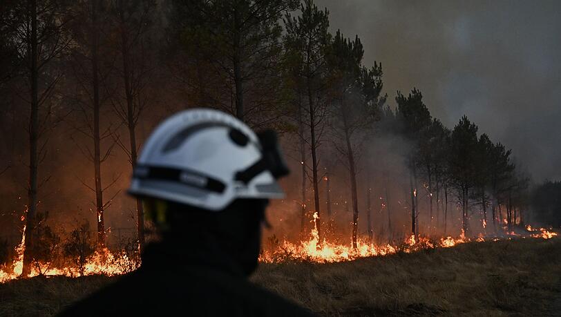 Die Feuerwehr k&auml;mpft an der Atlantikk&uuml;ste in Frankreich weiter gegen einen riesigen Waldbrand.