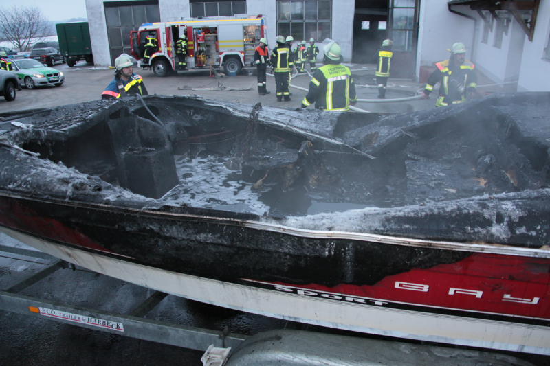 Rauch-Alarm am Rosenmontag in Mittbach: Unter einem Vordach ist ein Motorboot in Brand geraten. Zwei Personen wurden dabei leicht verletzt. Die Bilder vom Feuerwehreinsatz