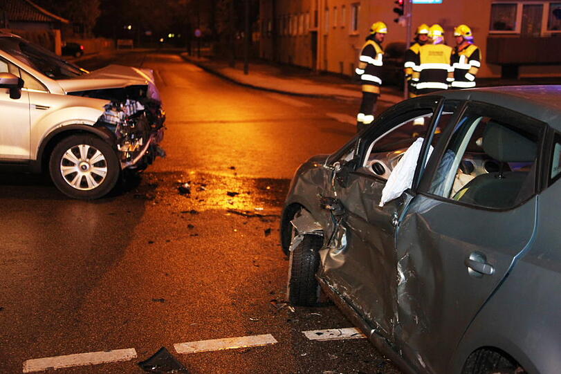 Zwei Leichtverletzte gab es am frühen Morgen gegen sechs Uhr in Waldkraiburg, als ein Seat einem Ford die Vorfahrt nahm. Die Bilder...