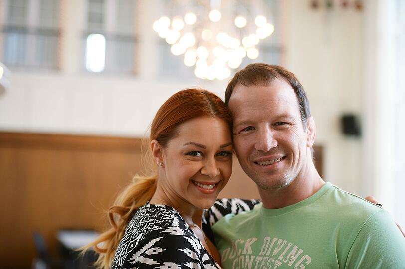 Der ehemalige deutsche Freistil-Ringer Alexander Leipold posiert mit der Profitänzerin Oana Nechiti am 18.03.2014 beim Training in der Tanzschule Alisch in Aschaffenburg (Bayern)
