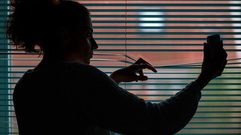 Eine Stalkerin verfolgt ihr Opfer bis in sein Bett. Die 35-Jährige kommt mit einer Bewährungsstrafe davon.(Symbolbild)