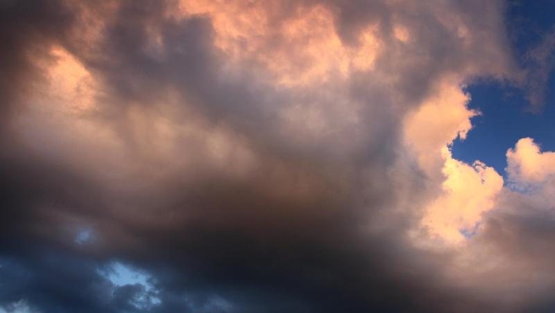 Wolken leuchten im Abendlicht. Foto: Karl-Josef Hildenbrand/dpa Wolken leuchten im Abendlicht. Foto: Karl-Josef Hildenbrand/dpa