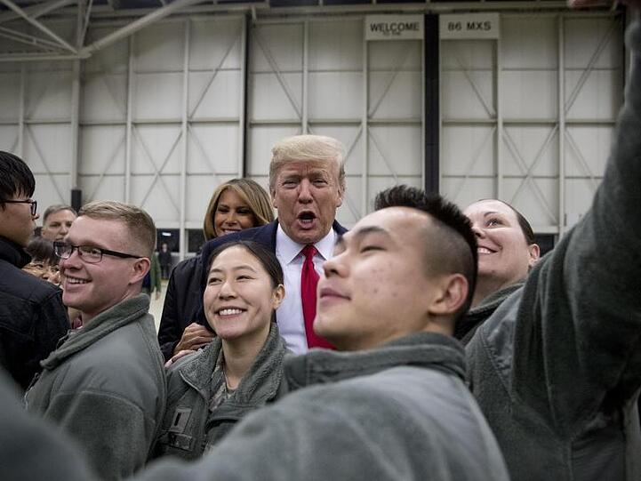 Donald Trump während eines Zwischenstopps auf dem Stützpunkt der US-Luftwaffe in Ramstein.
