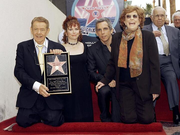 Die Schauspieler Jerry Stiller (l) und Anne Meara (2.v.r) mit ihren Kindern Ben Stiller und Amy Stiller 2007 auf dem Hollywood Walk of Fame.