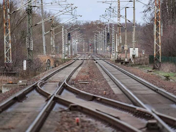 Leere Bahngleise sind zu sehen. Foto: Patrick Pleul/Archiv