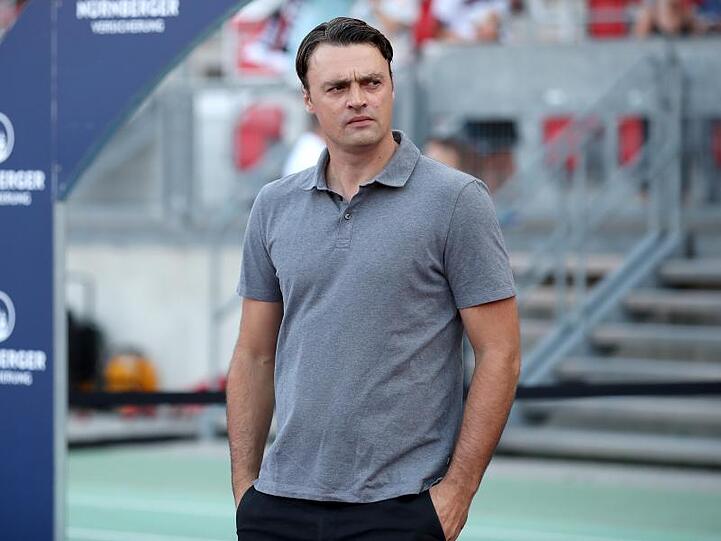 Der Nürnberger Sportvorstand Robert Palikuca vor Spielbeginn. Foto: Daniel Karmann/Archiv