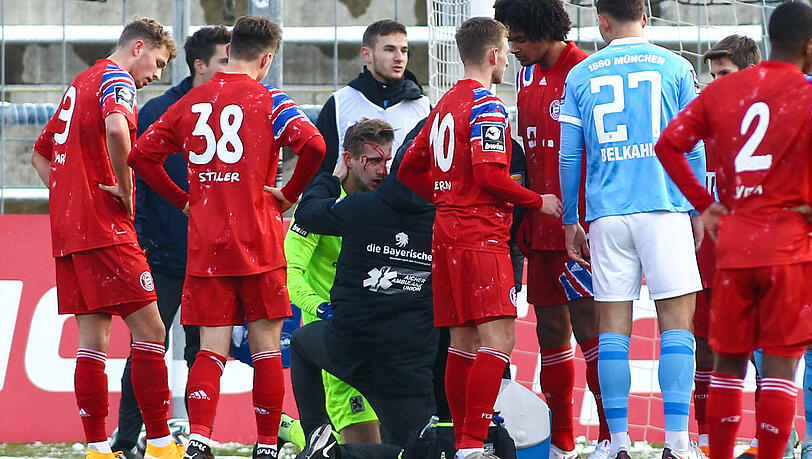 1860-Keeper Marco Hiller blutet nach dem Foul von Bayern-Angreifer Joshua Zirkzee im Gesicht. Zirkzee sieht Rot, Hiller macht nach einer Behandlungspause weiter.