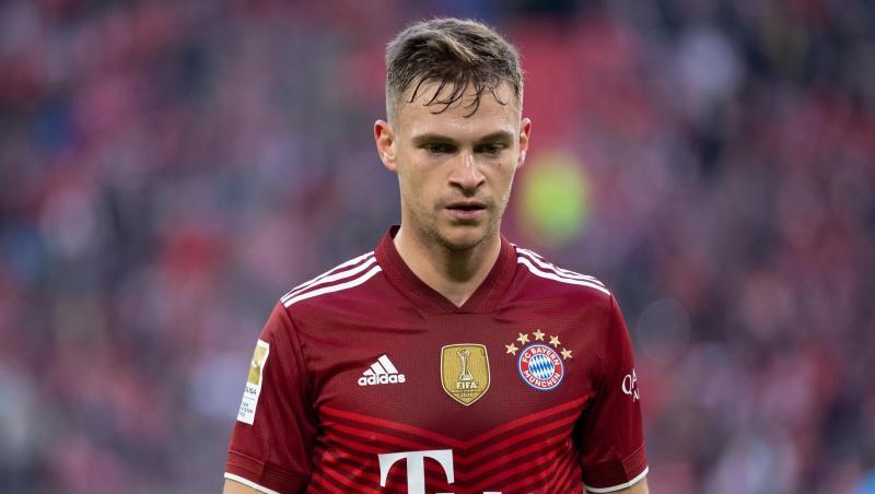 Joshua Kimmich soll aufgrund seiner Weigerung, sich gegen Corona impfen zu lassen, das Gehalt gekürzt werden.