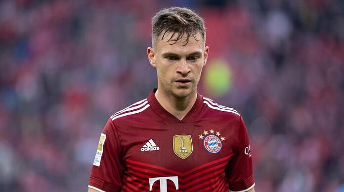 Joshua Kimmich soll aufgrund seiner Weigerung, sich gegen Corona impfen zu lassen, das Gehalt gekürzt werden.