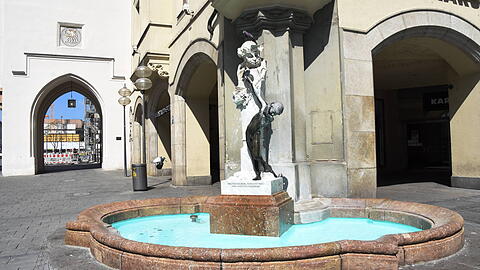 Nur mit Hilfe einer Holzabdeckung könne die wertvolle Substanz des Brunnens während der Bauarbeiten geschützt werden, teilt die Stadt mit. (Archivbild)