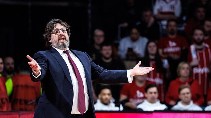 Trainer Andrea Trinchieri von Bayern München gestikuliert an der Seitenlinie.