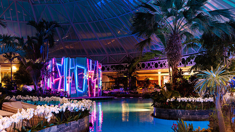 Abends begeistert die textile Re-Flexion Sauna mit ihren Farben.