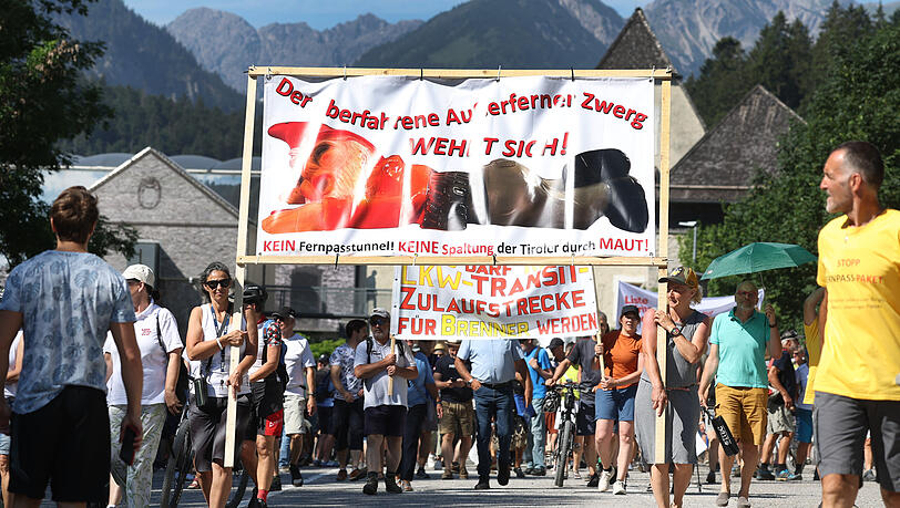 Demonstranten sammeln sich nahe der gesperrten B179 Fernpassstraße zu einem Demonstrationszug und einer Kundgebung. Demonstranten sammeln sich nahe der gesperrten B179 Fernpassstraße zu einem Demonstrationszug und einer Kundgebung.