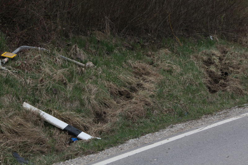 Bei Mitterbuchbach ist am Donnerstag ein Autofahrer mit seinem Mercedes von der Straße abgekommen und hat sich dabei überschlagen. Der Mann musste verletzt ins Krankenhaus eingeliefert werden, am Auto entstand ein Totalschaden.