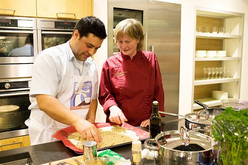 Herzl aus Kartoffel-Sesam-Teig ausstechen? Für Pralinen-Expertin Kerstin Spehr, die hier Peter Vitus zuguckt, eine spannende Idee.