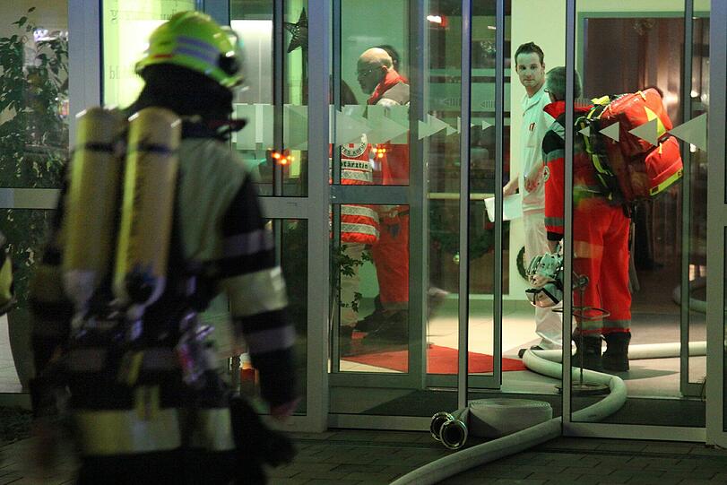 Feuerwehmänner im Einsatz in einem Seniorenheim in Waldkraiburg.