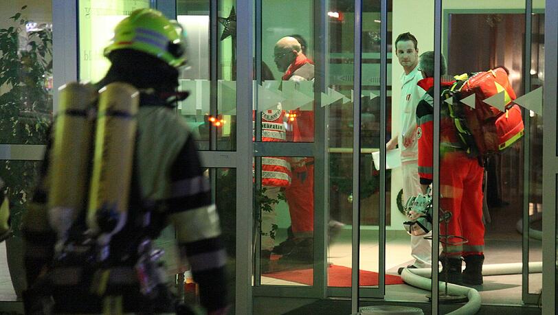 Feuerwehmänner im Einsatz in einem Seniorenheim in Waldkraiburg. Feuerwehmänner im Einsatz in einem Seniorenheim in Waldkraiburg.