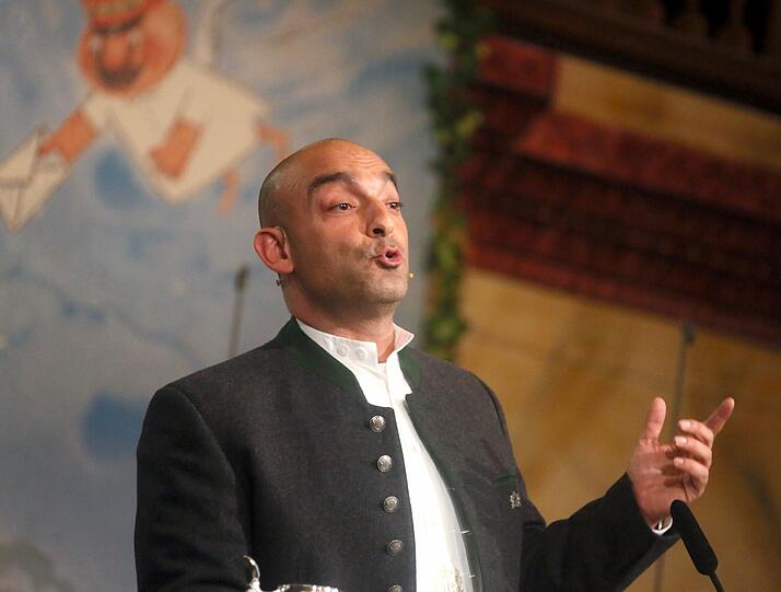 Django Asül zieht vom Leder.