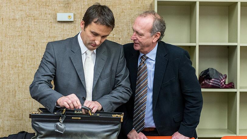 Der wegen Betrugs und Steuerhinterziehung angeklagte Hubert Haderthauer (r.) unterhält sich mit seinem Anwalt.