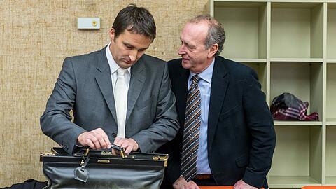 Der wegen Betrugs und Steuerhinterziehung angeklagte Hubert Haderthauer (r.) unterhält sich mit seinem Anwalt.