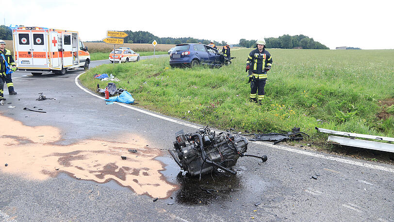 Motorblock, Heckaufbau samt Hinterachse und weitere Trümmer von dem Sprinter verteilten sich auf der gesamten Kreuzung.