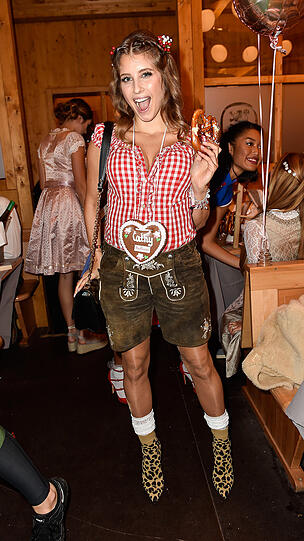 Mit Babybauch in Lederhosen: Cathy Hummels.