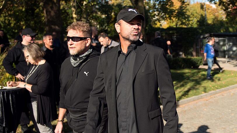 Der ehemalige Boxer Sven Ottke (r) kommt auf den Alten St. Matthäus-Friedhof.