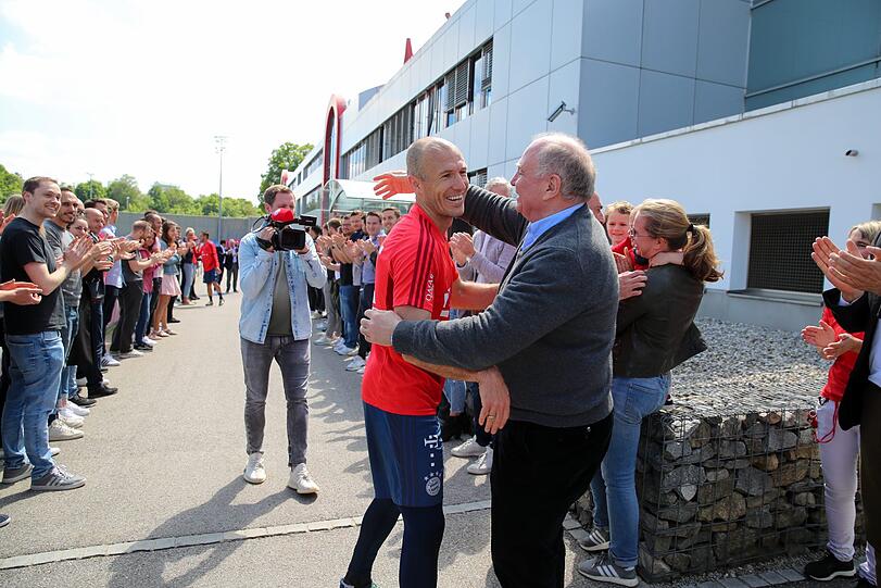 Franck Ribéry, Arjen Robben und Rafinha absolvierten am Donnerstag ihr letztes Training an der Säbener Straße - danach wurden Sie von den Mitarbeitern verabschiedet.