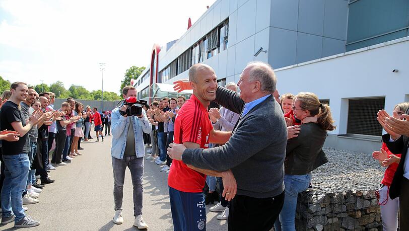 Franck Ribéry, Arjen Robben und Rafinha absolvierten am Donnerstag ihr letztes Training an der Säbener Straße - danach wurden Sie von den Mitarbeitern verabschiedet. Franck Ribéry, Arjen Robben und Rafinha absolvierten am Donnerstag ihr letztes Training an der Säbener Straße - danach wurden Sie von den Mitarbeitern verabschiedet.