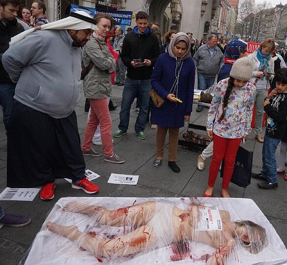 Die Bilder vom Nackt-Protest am Stachus.