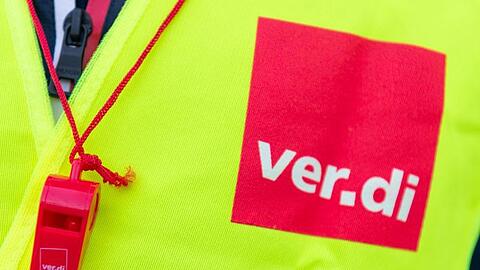 Das Verdi-Logo ist auf einer Warnweste zu sehen. Foto: Christophe Gateau/dpa/Symbolbild