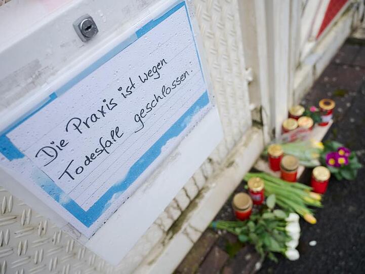 Vor dem Haus des getöteten Arztes liegen Blumen und sind Kerzen abgestellt. Ein toter Landschaftsgärtner steht unter Verdacht, den Arzt mit einer Sprengfalle getötet zu haben.