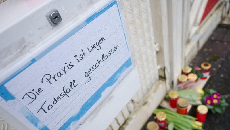 Vor dem Haus des getöteten Arztes liegen Blumen und sind Kerzen abgestellt. Ein toter Landschaftsgärtner steht unter Verdacht, den Arzt mit einer Sprengfalle getötet zu haben. Vor dem Haus des getöteten Arztes liegen Blumen und sind Kerzen abgestellt. Ein toter Landschaftsgärtner steht unter Verdacht, den Arzt mit einer Sprengfalle getötet zu haben.