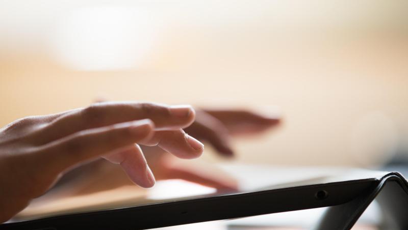 Ein Schüler tippt auf einem iPad. Foto: Rolf Vennenbernd/dpa/Symbolbild Ein Schüler tippt auf einem iPad. Foto: Rolf Vennenbernd/dpa/Symbolbild
