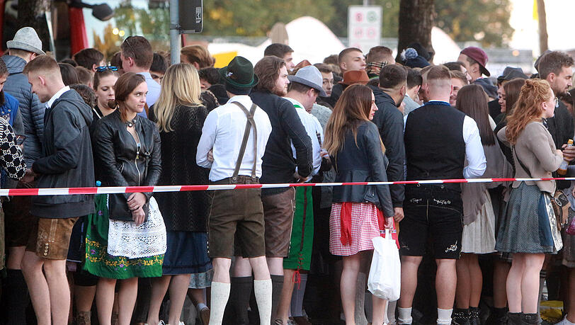 Wiesn-Besucher dicht gedrängt. Wie könnte das 2021 aussehen?