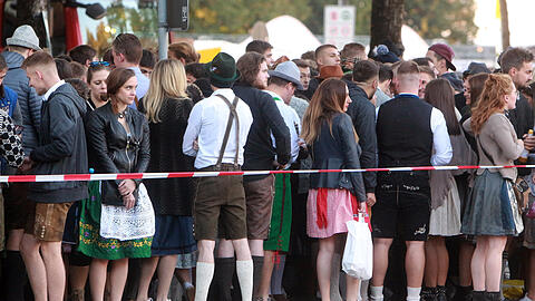 Wiesn-Besucher dicht gedrängt. Wie könnte das 2021 aussehen?