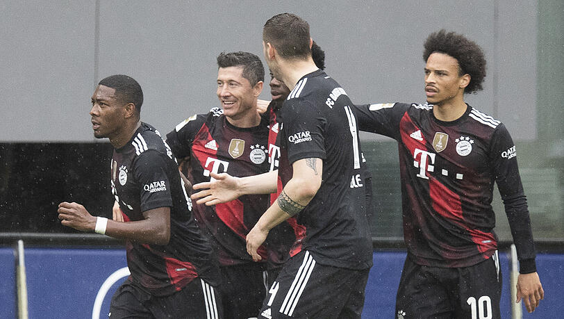 Die Teamkollegen bejubeln Robert Lewandowski nach seinem historischen Treffer.