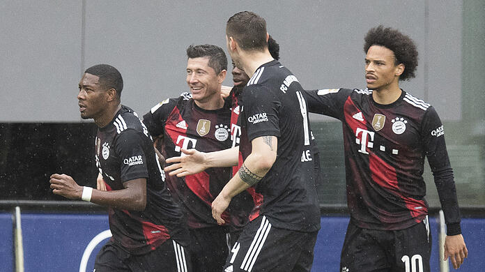 Die Teamkollegen bejubeln Robert Lewandowski nach seinem historischen Treffer.
