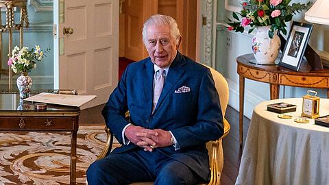 Gesundheitlich angeschlagen, aber zweifelsfrei noch immer am Leben: Der britische König Charles III.