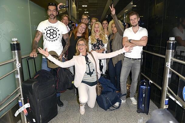 2015 am Frankfurter Flughafen: Die frisch gekrönte Dschungelkönigin Maren Gilzer mit ihren Camp-Kollegen. 2015 am Frankfurter Flughafen: Die frisch gekrönte Dschungelkönigin Maren Gilzer mit ihren Camp-Kollegen.