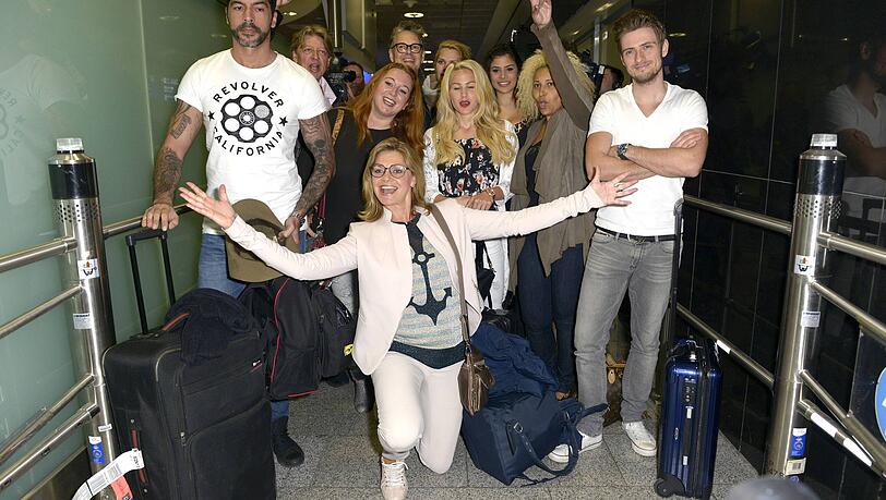 2015 am Frankfurter Flughafen: Die frisch gekrönte Dschungelkönigin Maren Gilzer mit ihren Camp-Kollegen. 2015 am Frankfurter Flughafen: Die frisch gekrönte Dschungelkönigin Maren Gilzer mit ihren Camp-Kollegen.