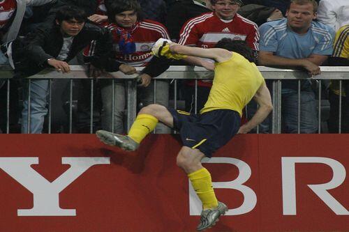 Lionel Messi auf dem Weg zu seinem Cousin, den 1860-Kicker Emanuel Biancucchi (mit Lederjacke).