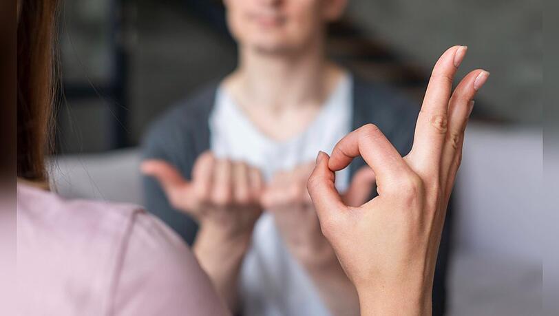 Auch ohne Gebärdensprache ist eine Kommunikation zwischen Hörenden und Gehörlosen möglich. Auch ohne Gebärdensprache ist eine Kommunikation zwischen Hörenden und Gehörlosen möglich.