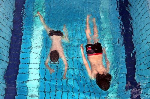 Hallenbad statt Freibad: Der nasskalte Mai beschert Freibädern Minuszahlen.