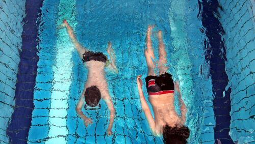 Hallenbad statt Freibad: Der nasskalte Mai beschert Freibädern Minuszahlen. Hallenbad statt Freibad: Der nasskalte Mai beschert Freibädern Minuszahlen.