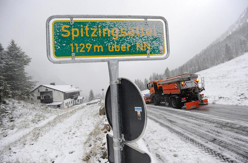Ein Räumfahrzeug befreit am Samstag die Straße von Schliersee nach Spitzingsee vom Schnee.