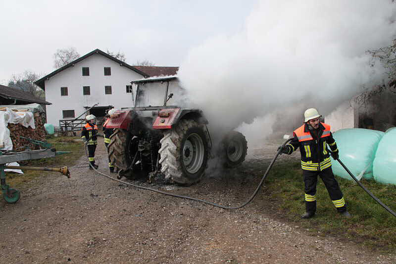 Brand eines Traktors in Etzham bei Heldenstein im LKR Mühldorf - Die Bilder