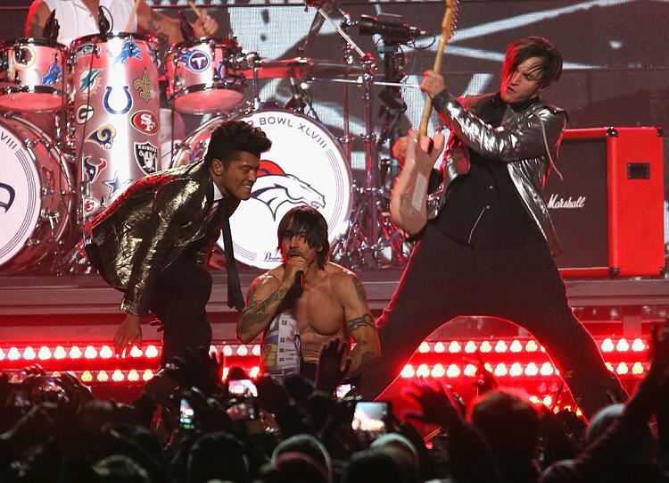 In der legendären Pepsi-Halbzeitshow standen Bruno Mars und die Red Hot Chili Peppers auf der Bühne!